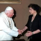 Ana Palacio junto al Papa durante la audiencia de ayer en El Vaticano