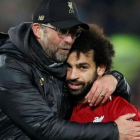 Klopp y Salah se abrazan después de la victoria ante el Nápoles.