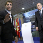Casillas, en su segunda despedida, junto a Florentino, al que brindó por compromiso un abrazo bastante frío.