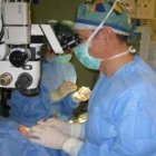 El doctor Manuel Franco Benito realiza un trasplante de córnea en León.