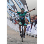 Imanol Estévez celebra la victoria en la cuarta etapa de la Vuelta, entre Sahagún y Riopinos.