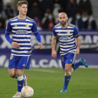 Baeza debutó con la camiseta deportivista ante el que estuvo a punto de ser su equipo. L. DE LA MATA