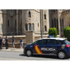 Agentes de la Policía Nacional patrullan en el centro de Astorga