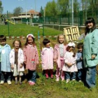 Los niños del CRA de Villacedré posan junto al huerto en Santovenia de la Valdoncina.