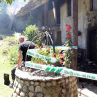 Custodio López se pasea pensativo por delante de su casa incendiada, tras quedar extinguido el fuego.