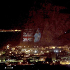 La imagen de la reina Isabel II se proyecta sobre una de las caras del Peñón en mayo.