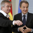 El periodista Carles Francino conversa con el presidente Rodríguez Zapatero momentos antes de la ent