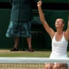 La tenista se arrodilla tras proclamarse campeona del Wimbledon en el 2004