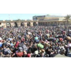 Miles de refugiados, en su mayoría egipcios, se agolpan en el paso de Ras el Jedir, en Túnez.
