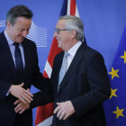 Cameron saluda al presidente de la Comisión Europea (CE), Jean-Claude Juncker. OLIVIER HOSLET