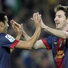 Messi y Pedro festejan un gol.