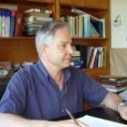 El concejal de Educación y Cultura, Celestino Pérez, sentado en su despacho