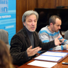 El concejal, Pedro Muñoz y el técnico de Bienestar Social, Roberto Bello, ayer. ANA F. BARREDO