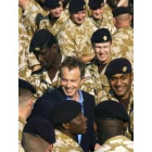 Tony Blair conversa con las tropas británicas desplegadas en Irak