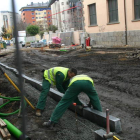 Dos de los ocho obreros que Volconsa tiene en la avenida Valdés preparaban ayer la calle para dejarla lista para la pavimentación provisional con hormigón.