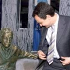 José Luis Rodríguez Zapatero, junto a una escultura de Albert Einstein