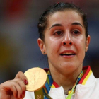 Carolina Marín llora en el podio con el oro olímpico colgado.