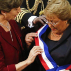 Isabel Allende, hija del presidente derrocado por la dictadura de Pinochet, coloca la banda presidencial a Michelle Bachelet, hija de un militar leal a Allende.