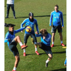 Futbolistas del Madrid, en el entrenamiento. FERNANDO VILLAR