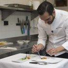 El cocinero Mario Saldoval trabaja en las innovaciones que ha introducido en los menús. EFE