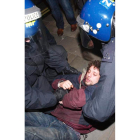 La policía detiene a un manifestante durante el desalojo.