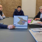El edil de Urbanismo, De Dios, el alcalde, el rector y un técnico, analizaron la cesión de suelo. DL