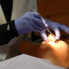 La periodontitis es una enfermedad de las encías por bacterias que puede contagiarse, por lo que hay que extremar la higiene. CREATIVE COMMONS
