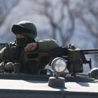 Un militar hace guardia en la base de Pereválnoye, a las afueras de Simferópol, Crimea.