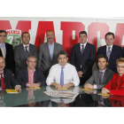Javier Ochoa, Marcelino Sión, Óscar Barredo, Arturo Pérez-Reverte, Pablo R. Lago, Ramón Padullés y Leontxo García (de izquierda a derecha de pie). Ángel Alonso, José María López Benito, Óscar Campillo, Alfonso Lahuerta y María Jesús Soto (sentados de izqu