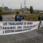 Trabajadores en uno de los cortes de acceso a la térmica de Cubillos, en imagen de archivo. L. DE LA MATA