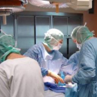 Un equipo de cirujanos, durante una operación de estética.