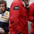 Fernando Alonso en la zona del paddock de Renault en Montmeló