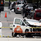 Los investigadores trabajan al lado de la camioneta utilizada en el atentado. JUSTIN LANE