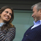 Roman Abramovich y Dasha Zhukova, en el estadio de Stamford Bridge, en el 2014.