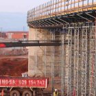 Vista del estado de construcción de uno de los viaductos en la zona de El Burgo Ranero.