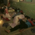 Varias personas duermen en la calle por el temor a nuevos terremotos