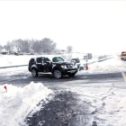 Agentes de la policía ayudan el domingo a los vehículos atrapados en la AP-6 por la tormenta de nieve.