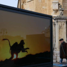 Una de las espectaculares fotografías de gran formato de ‘Colores del mundo’, la exposición que Fundación la Caixa ha instalado en la Plaza de Regla. JAVIER FERNÁNDEZ ZARDÓN