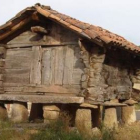 El hórreo de Las Bodas, de tablones horizontales y en cuya construcción no se empleó ni un clavo.