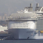 El crucero Harmony of the Seas en el puerto de Marsella con los botes salvavidas de color amarillo situados en la parte lateral del buque.