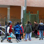Un grupo de niños del Ponferrada XII entrando el lunes al viejo Flores para hacer gimnasia.