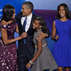 Barack Obama se reúne con su mujer e hijas tras el discurso.