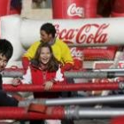 Los juegos que organiza Coca Cola relacionados con el fútbol son un atractivo para los más jóvenes