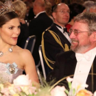 La princesa Victoria, en la cena, sentada junto al premio Nobel de Física John Michael Kosterlitz.