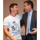 Messi y Bartomeu en la firma de la renovación del argentino.