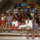 El alcalde de León, Emilio Gutiérrez, con los niños saharauis, en la foto de familia.