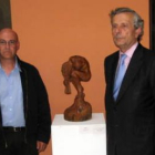 Antolín Álvarez, junto a la obra premiada y con Santiago Menéndez