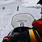 Una moto de nieve en las pistas de San Isidro