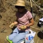 Una arqueóloga trabaja exhumando un cuerpo en Pardamaza