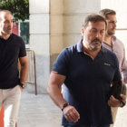 Los agentes de seguridad agredidos por el miembro de La manada Ángel Boza, a su entrada en los juzgados de Sevilla, este domingo.